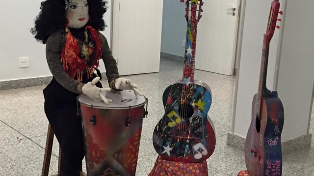 Os tambores e violões representam as oficinas de Música.
